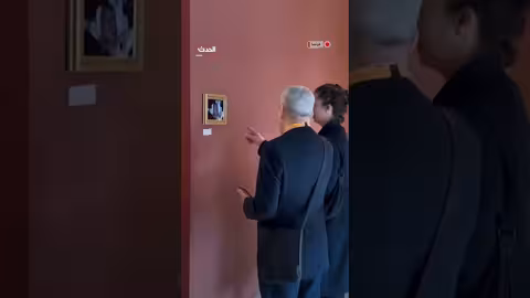 ناشطون يعلقون صورة الأمير أندرو في متحف اللوفر بعد اعتقاله