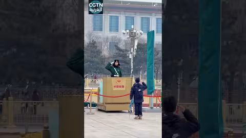 طفل صيني يحلم بأن يصبح جندياً ويحظى بتحية من حراس ميدان تيان آن من