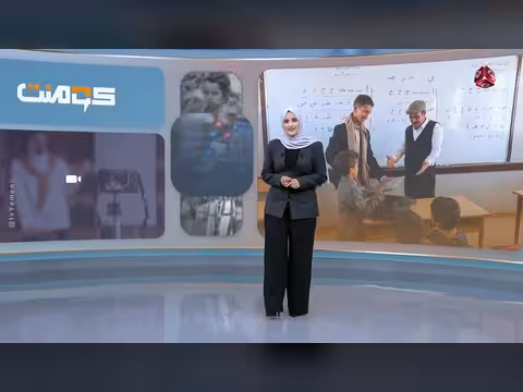 طالب يمني يهدي معلمه هدية تقديرا له