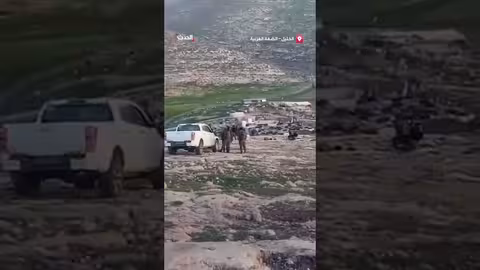 مستوطنون يسيجون أراضي فلسطينية في الخليل