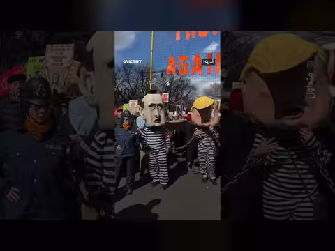 دمى ساخرة من ترمب في مظاهرات أمريكية