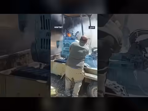 مستوطنون يحرقون مركبات فلسطينية في الخليل