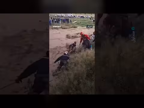 رجل جزائري ينقذ أطفالاً من السيول