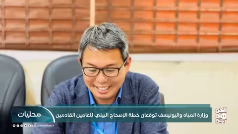 قسيس لبناني يخلع الصليب ويشارك في رقصة الدبكة مع الأهالي