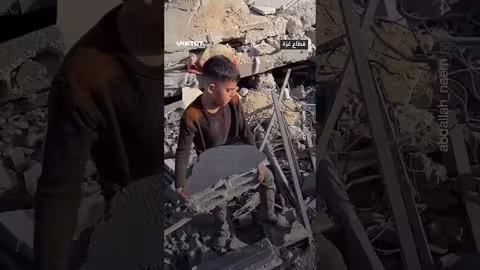 طفل غزي يبني مأوى لعائلته من أنقاض المنازل