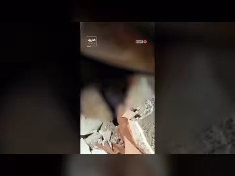 محاولات إنقاذ امرأة عالقة تحت أنقاض منزلها في فنزويلا