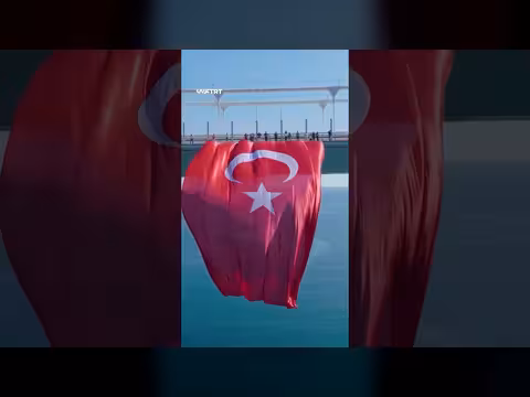 الجسور تتوشح بالأعلام التركية