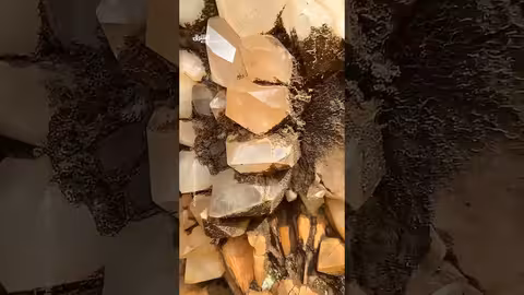 اكتشاف بلورات طبيعية نادرة