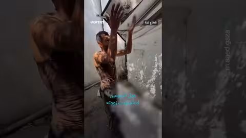 مشهد مؤثر: فلسطيني يواسي أخاه بعد استشهاد شقيقه في قصف بغزة