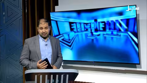 متظاهر يرفع العلم الفلسطيني في وجه مؤيدي إسرائيل ببرلين.