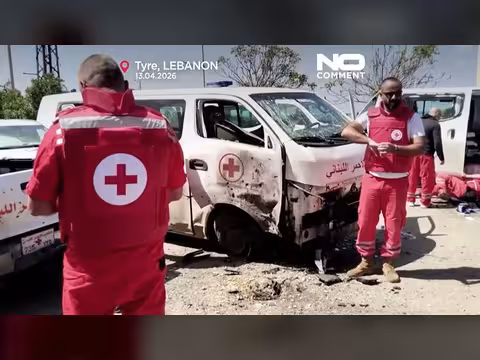 فرق الصليب الأحمر تفحص حطام سيارات إسعاف في لبنان