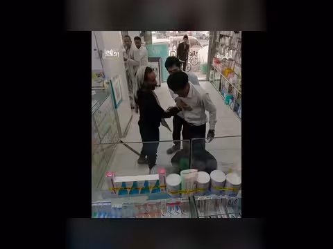 امرأة يمنية تتبرع بمالها لعلاج والدها المريض