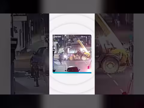لصوص يسرقون صرافاً آلياً بجرافة في مقاطعة كامبريدجشير