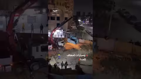 سقوط حافلة في حفرة عميقة وسط القاهرة.. وجهود إنقاذ مستمرة