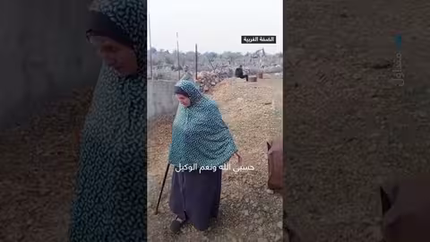 فلسطينية تنوح على أرضها وجرف أشجار الزيتون بالضفة الغربية