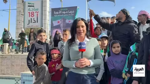 درعا تحتفل بسقوط الأسد وتطالب بالعدالة الانتقالية