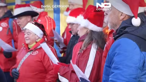 سباحو الشتاء يحتفلون بعيد الميلاد بسباحة في برلين الباردة