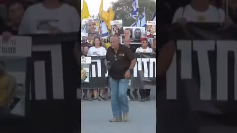 تظاهر عائلات المحتجزين الإسرائيليين قرب غزة ضد خطة احتلال القطاع