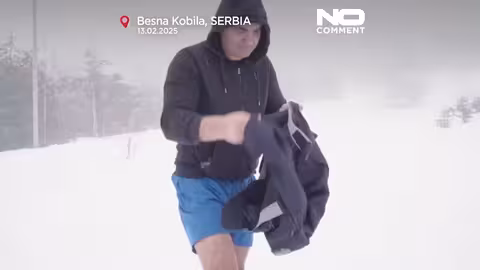 رجل الجليد الصربي يتحدى البرد لاستعادة توازنه النفسي