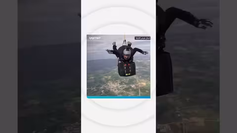 جندي تركي يحقق رقماً قياسياً بقفزة مظلية