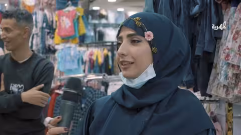 شاب يواجه والده في محل تجاري..خلافات مالية وتصعيد أمام الملأ!