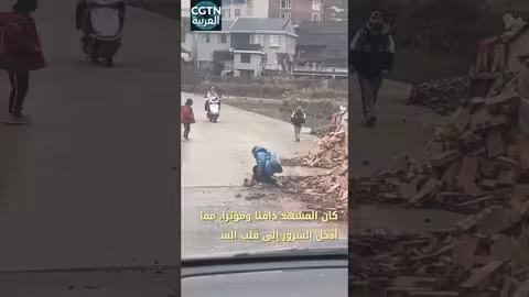 سائق يوقف سيارته لمساعدة أطفال في تنظيف الطريق