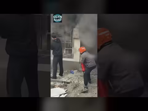 شاب يخلص دراجة كهربائية مشتعله داخل منزل