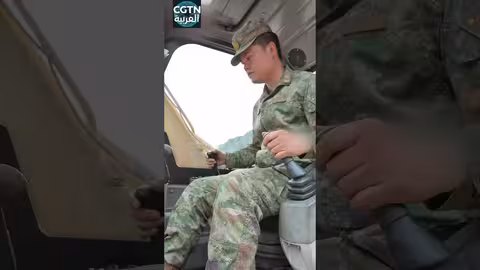 تدريب عسكري متقدم: جنود يتقنون مهارات دقيقة بالجرافة