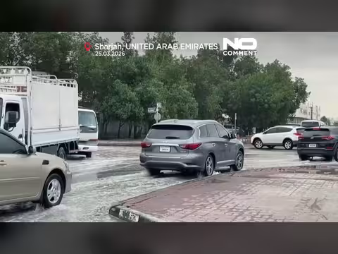 غمر الأمطار الغزيرة شوارع الشارقة بالإمارات