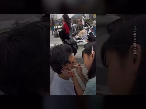 طفلة كورية ترسم علم فلسطين على وجه والدها