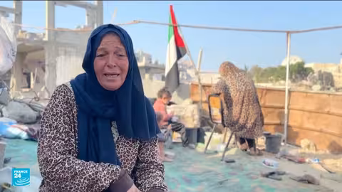 جدة فلسطينية تبحث عن الماء والطعام وسط أنقاض غزة