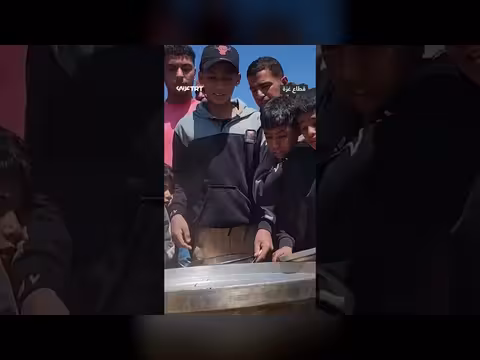 مساعدات تركية تقدم وجبات طعام للنازحين بغزة