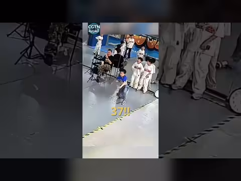 صبي الرقص البريك يثير حماسة القاعة