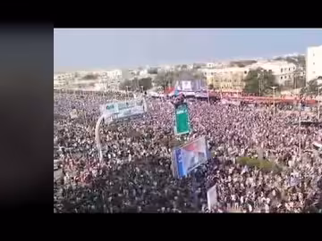 الحشود الجماهيرية في عدن تجدد تفويضها للرئيس الزُبيدي