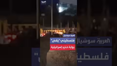 فلسطيني يقص بوابة حديدية إسرائيلية غرب بيت لحم بعد اختناق مروري