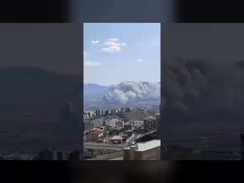 غارات عنيفة تستهدف أكثر من 10 مواقع في سنندج غرب إيران