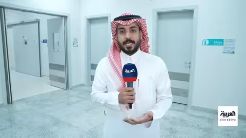 المستشار الألماني يهدي زوجة الرئيس الفرنسي باقة ورد.