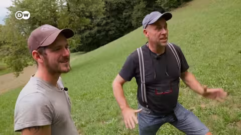 وثائقي | تربية ديدان القز وصناعة الملابس - كيف تنتج الأزياء المستدامة في سويسرا؟ | وثائقية دي دبليو