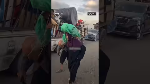 زوجان مسنان ينزحان من غزة مشياً على الأقدام