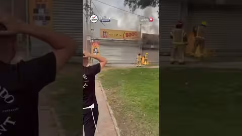 فرق إطفاء إسرائيلية تكافح حرائق حيفا