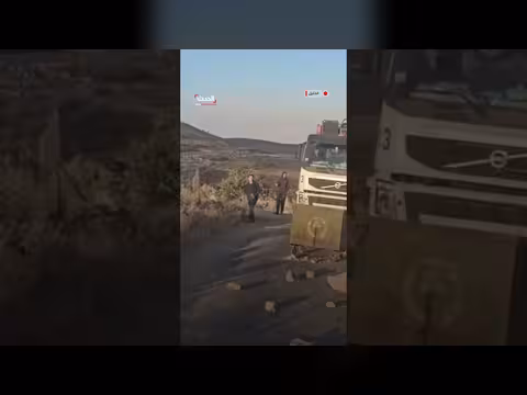 مستوطنون يغلقون طريقًا بالحجارة في جنوب الخليل
