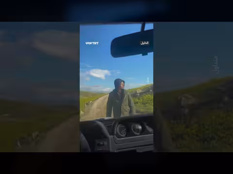 مستوطن إسرائيلي يعيق حركة مرور مركبة فلسطينية