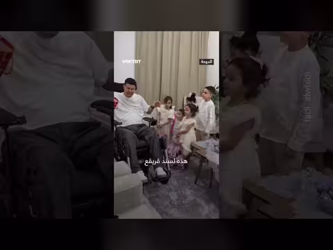 مصور جريح يعزي أطفال صحفيين استشهدوا في العمل