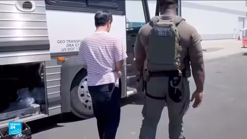 كيفية عمل عناصر إنفاذ قوانين الهجرة والجمارك في الولايات المتحدة