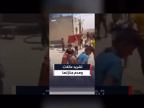فلسطينيون ينقلون أمتعتهم قبل هدم منازلهم في مسافر يطا