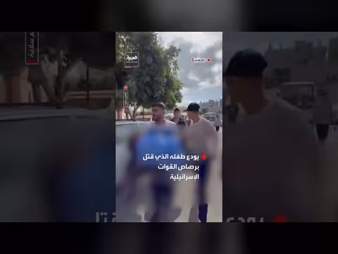 أب فلسطيني يودع طفله في خان يونس