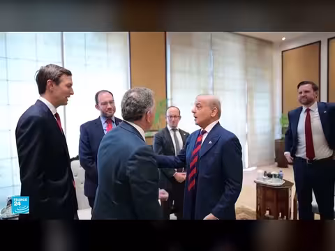 انقسامات حادة بين القيادة السياسية والعسكرية في إيران