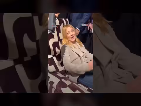 ميلوني تسترخي على كرسي هزاز في معرض أثاث