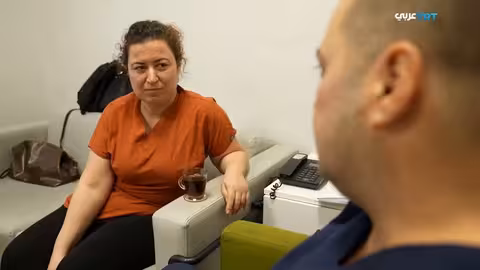 مشرف صحي يواصل العمل بعد فقدان عائلته في زلزال تركيا