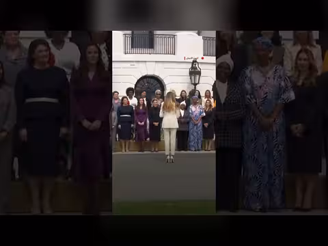 ميلانيا ترمب تلتقط صورة جماعية مع زوجات رؤساء 40 دولة في البيت الأبيض